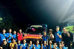 Hội Chữ thập đỏ Nghệ An và các nhóm thiện nguyện sẻ chia với đồng bào vùng lũ tỉnh Yên Bái