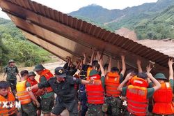 Hơn 300 cán bộ, chiến sỹ Quân khu 2 giúp dân sau cơn lũ dữ ở thôn Làng Nủ