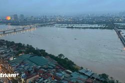 Cầu Chương Dương và Long Biên nhìn từ trên cao khi lũ sông Hồng vượt báo động 2