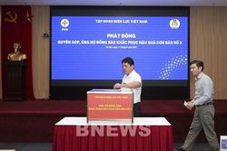 Người lao động ngành điện ủng hộ đồng bào bị thiệt hại do bão lụt