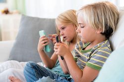 Úc xem xét cấm trẻ em dùng mạng xã hội