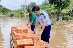 Cục QLTT Lạng Sơn chung tay hỗ trợ người dân vùng lũ