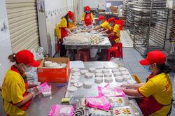 Lò bánh tất bật mùa Trung thu