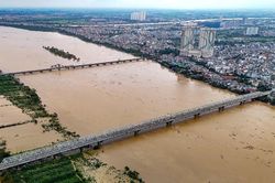 Lũ trên sông Hồng tại Hà Nội biến đổi chậm