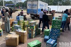 Cung ứng đủ hàng hóa thiết yếu cho người dân