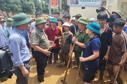 Thủ tướng Phạm Minh Chính thị sát, động viên người dân và các lực lượng ứng phó, khắc phục hậu quả mưa lũ tại Yên Bái