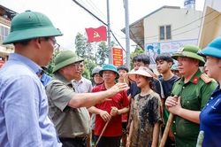 Thủ tướng Phạm Minh Chính lội bùn đến động viên người dân Yên Bái