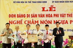Đón Bằng di sản văn hóa phi vật thể Quốc gia 'Nghề chằm nón ngựa Phú Gia'