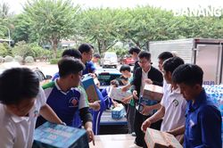 Tuổi trẻ thành phố vận động hàng hóa giúp bà con vùng bão lũ
