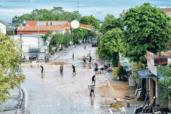 Thị trấn Hạ Hòa: Quân dân chung sức dọn dẹp sau mưa lũ