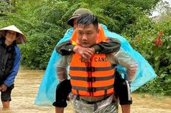 Hình ảnh các chiến sĩ công an, quân đội giúp dân chống 'giặc lũ'