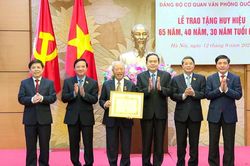 Chủ tịch Quốc hội Trần Thanh Mẫn dự Lễ trao tặng Huy hiệu 65 năm, 40 năm và 30 năm tuổi Đảng