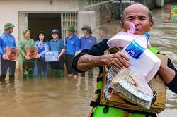 Hỗ trợ đồng bào vùng bão, lũ đúng cách và tỉnh táo