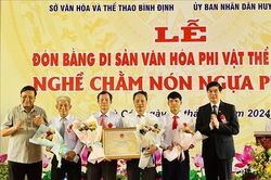 Huyện Phù Cát đón Bằng di sản văn hóa phi vật thể Quốc gia 'Nghề chằm nón ngựa Phú Gia'