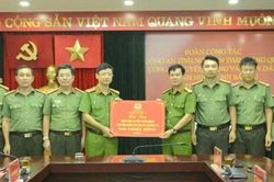 Công an tỉnh Nghệ An thăm, tặng quà hỗ trợ các tỉnh phía Bắc khắc phục lũ lụt