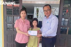 Trao quà của bạn đọc Báo Đà Nẵng tới các hoàn cảnh mắc bệnh hiểm nghèo