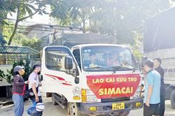Trao 6.000 suất hàng cứu trợ đến người dân vùng lũ Si Ma Cai