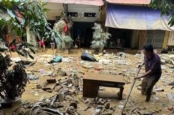 Thành phố Yên Bái tan hoang sau lũ lụt