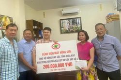 Bệnh viện Mắt Hồng Sơn ủng hộ hơn 230 triệu đồng đến người dân vùng bão lũ