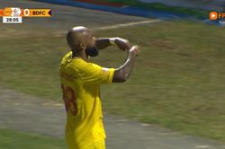 Sự cố đầu tiên của V-League xảy ra ngay vòng 1, khiến trận đấu bị gián đoạn 17 phút