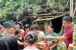 Những hình ảnh xúc động của người dân Nghệ An trên hành trình chia sẻ khó khăn với đồng bào vùng lũ