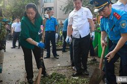 Bí thư Hà Nội cùng người dân xuống đường dọn rác sau bão số 3