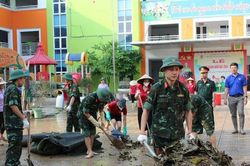 Quận Long Biên đồng loạt tổng vệ sinh môi trường sau bão