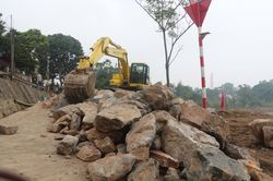 Đẩy nhanh tiến độ cải tạo bến vượt, chuẩn bị bắc cầu phao qua sông Hồng