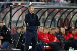 Đội bóng cũ Đoàn Văn Hậu thua 1-9 ở giải Hà Lan, Van Persie nhắc lại trận thua của Arsenal trước MU