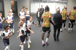 Hình ảnh gây sốt trận derby London, đến cậu bé mascot của Arsenal cũng áp đảo Tottenham