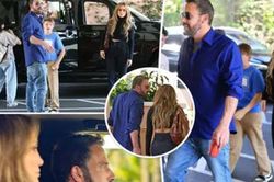 Jennifer Lopez và Ben Affleck bị phát hiện hôn nhau trong bữa ăn trưa với các con giữa lúc ly hôn