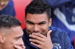 Từ giờ, đá dở thì Casemiro phải dự bị