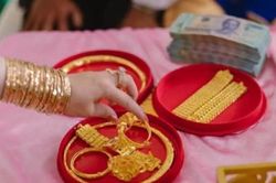 Mang 20 cây vàng nhà chồng tặng ngày cưới đi bán mới phát hiện hóa ra toàn đồ giả
