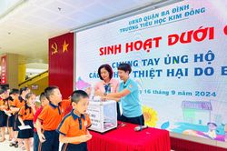 Học sinh Trường Tiểu học Kim Đồng trao gửi yêu thương đến trẻ em vùng bão lũ