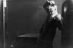 Loạt ảnh khiến trùm phát xít Hitler xấu hổ, muốn 'chôn vùi mãi mãi'
