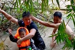 Tuyên Quang khen thưởng 2 người cứu cháu bé 8 tuổi thoát khỏi lũ cuốn
