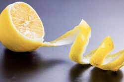 Cần lưu ý gì khi sử dụng vỏ chanh để không gây hại cho cơ thể?