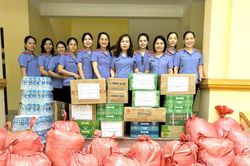 Đoàn viên, người lao động thuộc Công đoàn Viên chức ủng hộ bà con vùng lũ 1,8 tỷ đồng