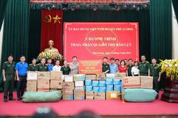 Quân đội và doanh nghiệp chung tay cứu trợ đồng bào lũ lụt