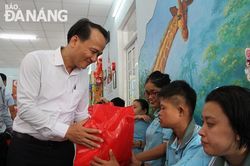 Phó Bí thư Thường trực Thành ủy Nguyễn Đình Vĩnh thăm, tặng quà Trung thu cho trẻ em