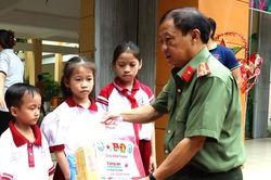 Tặng 550 phần quà Trung Thu cho học sinh trên bán đảo Bình Quới - Thanh Đa