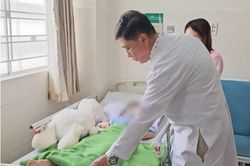 Xem điện thoại khi đi thang máy, bé 6 tuổi bị cửa kẹt gãy chân