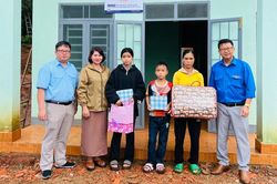 Bàn giao 2 'Ngôi nhà hạnh phúc' cho thiếu nhi ở làng Phang