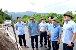 Phó Chủ tịch UBND tỉnh Nguyễn Văn Đệ kiểm tra công tác ứng phó bão số 4 tại huyện Quỳ Châu