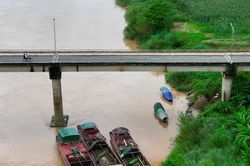 Cảnh báo tàu thuyền giằng néo dưới trụ cầu Nam Đàn trong mưa lớn