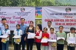 Trao hơn 400 suất quà cho học sinh xã Na Loi , huyện Kỳ Sơn