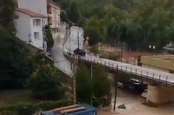 Mưa lũ cuốn trôi cả container tại Tây Ban Nha