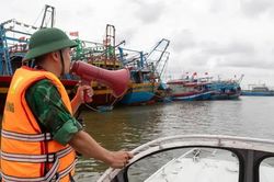 Bảo hộ ngư dân và tàu thuyền ứng phó bão số 4