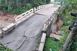 Sập cầu ở thành phố Hòa Bình