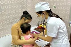 Cứu kịp thời bé 19 tháng tuổi uống nhầm dầu thắp hương